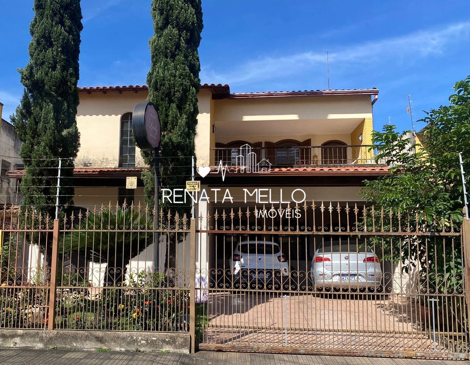 Duas casas sobrepostas com acessos independentes