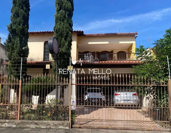 Duas casas sobrepostas com acessos independentes