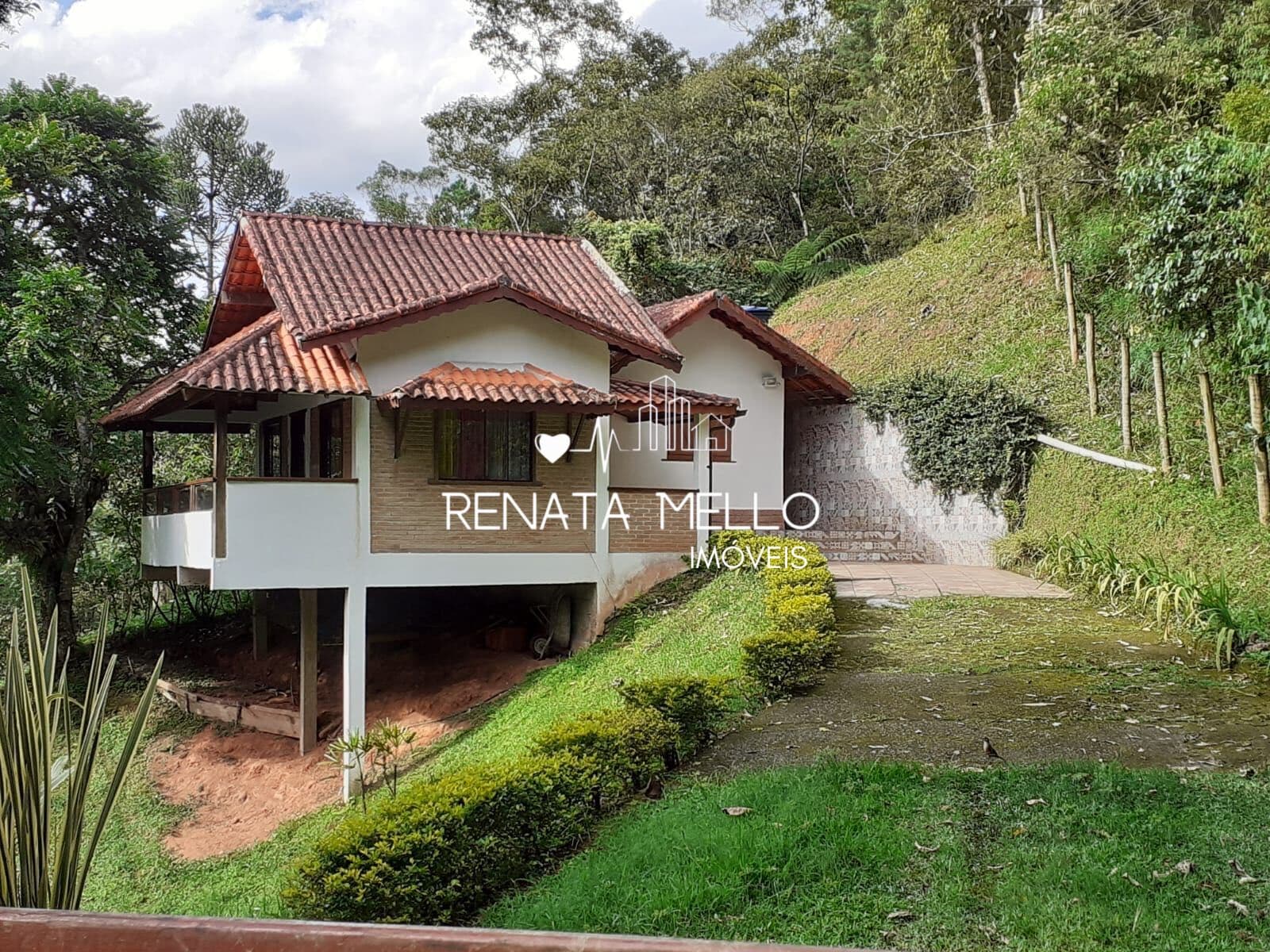 Casa à Venda em Meio à Natureza com Vista Panorâmica das Montanhas 🌄