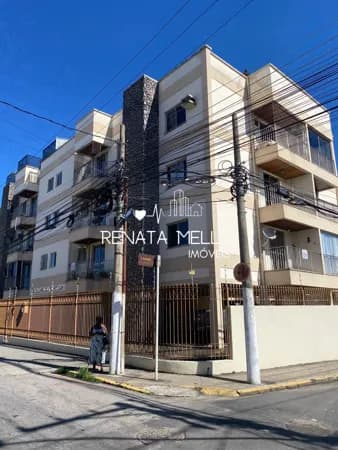 Apartamento de primeiro andar com três quartos, sendo uma suíte e vaga de garagem ampla para até 3 carros no Ed. Solar Jardim Brasília que possui elevador