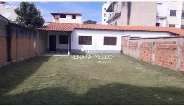 Casa com excelente localização e um super terreno