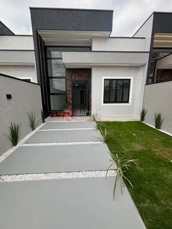 Casa com 03 dormitórios e amplo quintal
