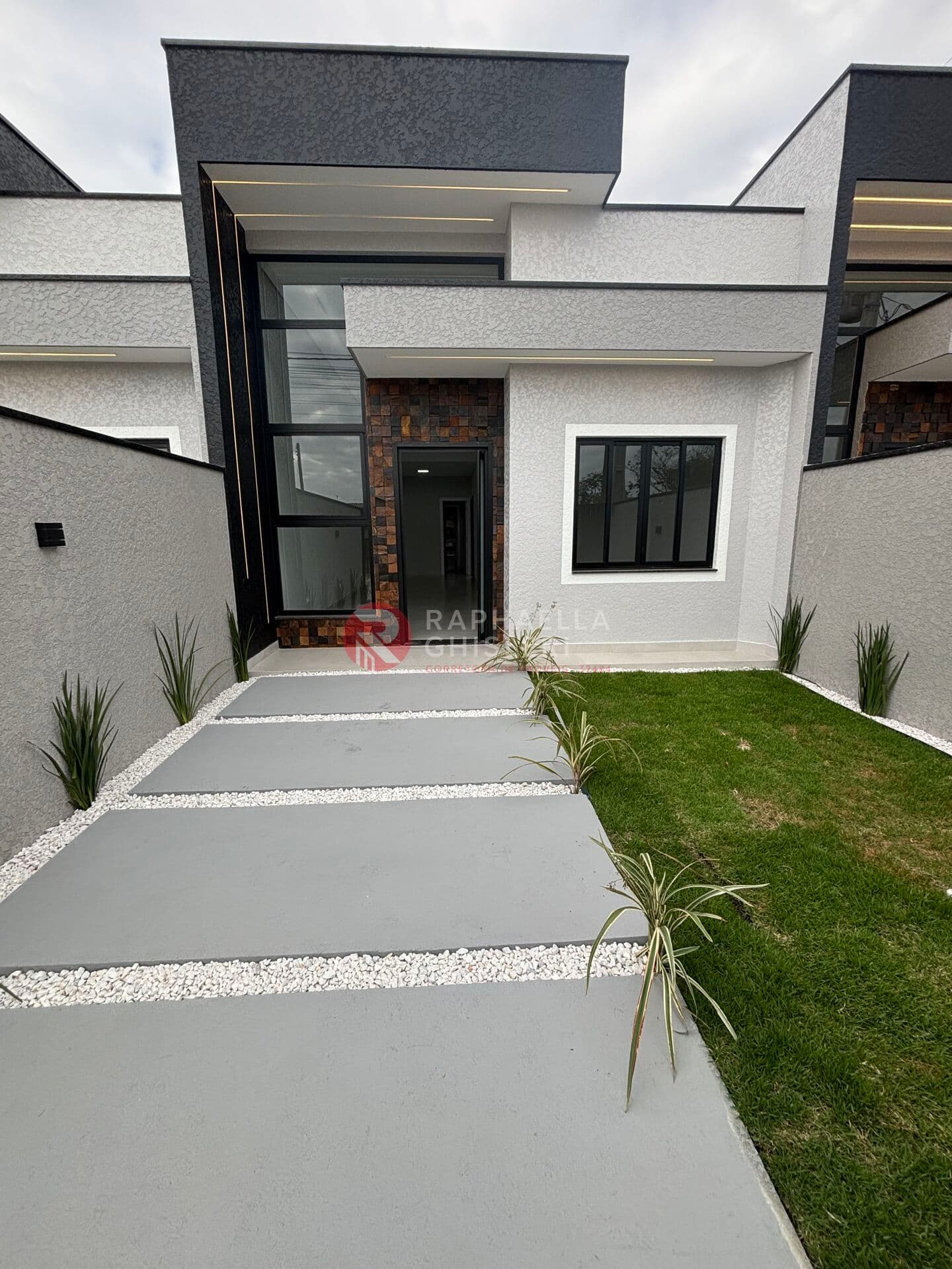 Casa com 03 dormitórios e amplo quintal