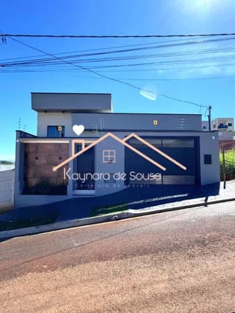 Casa linda com lote inteiro no Parque Real!!