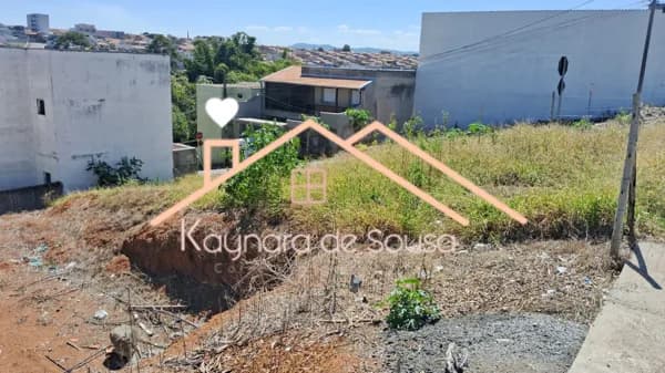 Lote no Monte Carlo com 240 m² e localização e topografia excelentes!