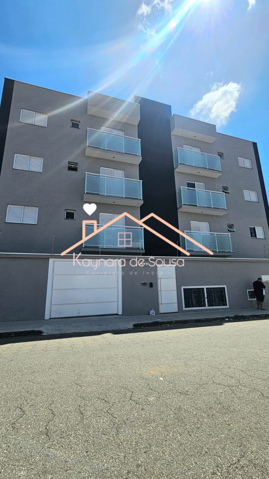 Apartamento lindo com sacada, no Foch !!