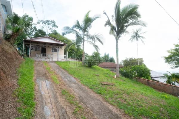 Casa Averbada com 3 Quartos no Bairro Tribess