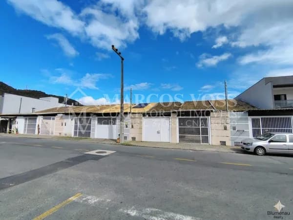 Casa Geminada na Velha Central com Churrasqueira e Potencial para 3o. Quarto