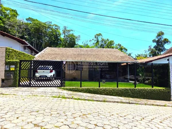 Casa com Piscina no Bairro Água Verde (Averbação em Andamento)