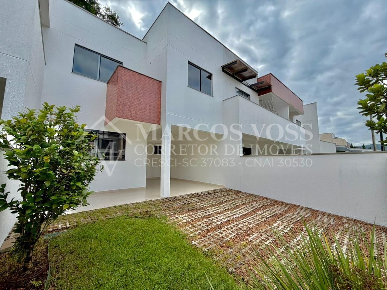 Sobrado com 3 Quartos na Velha
