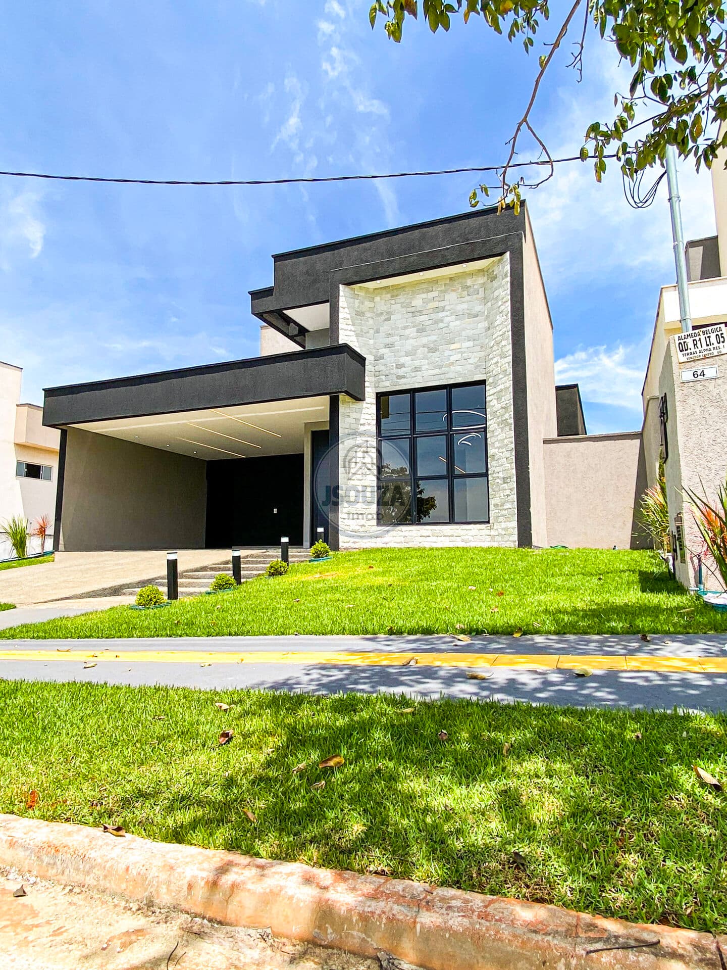 Casa de Alto Padrão à Venda no Terras Alpha 1 | 4 Suítes, Piscina Aquecida