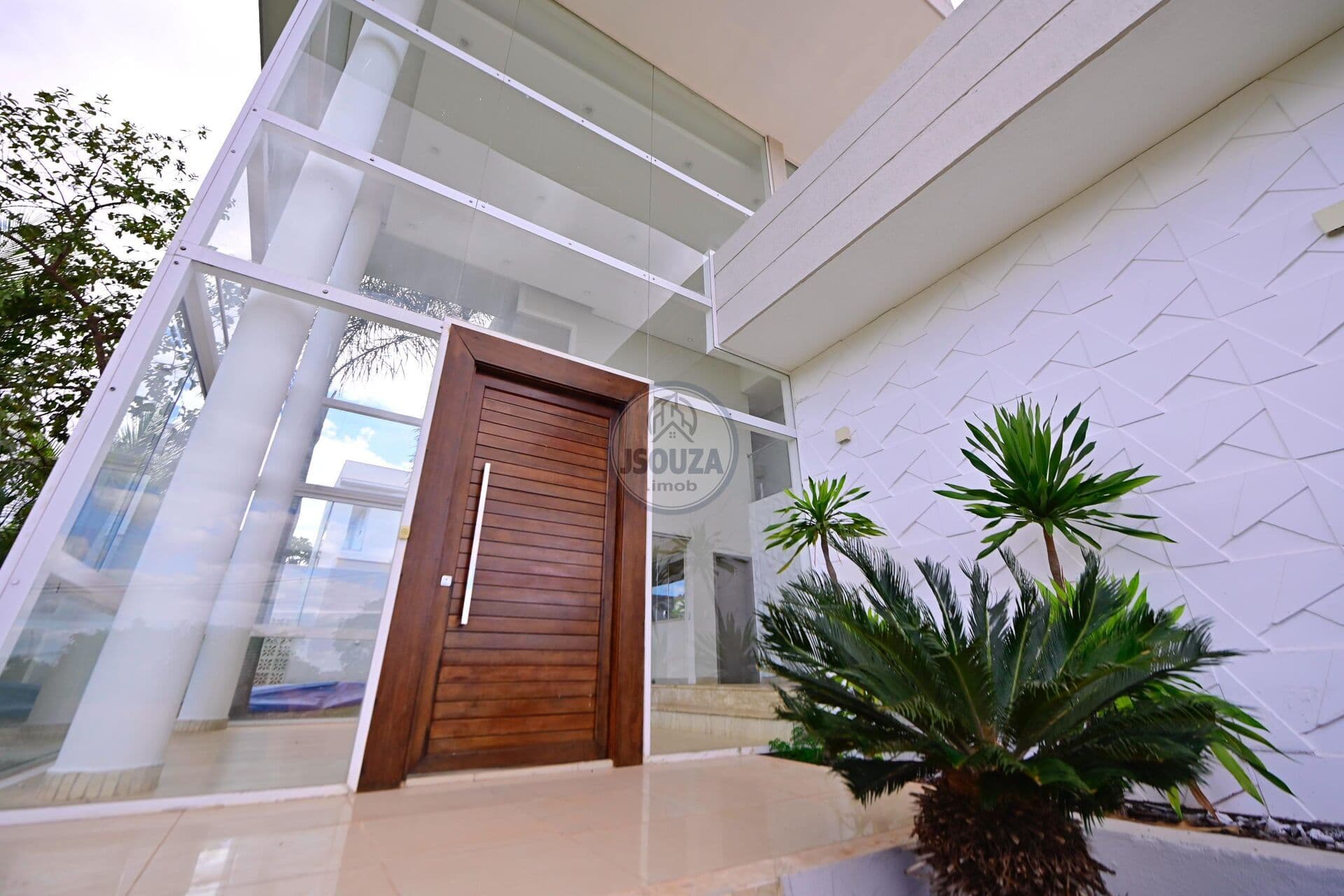 Sobrado de Luxo A VENDA no Alphaville Araguaia – 366m² Construídos, Vista para a Mata
