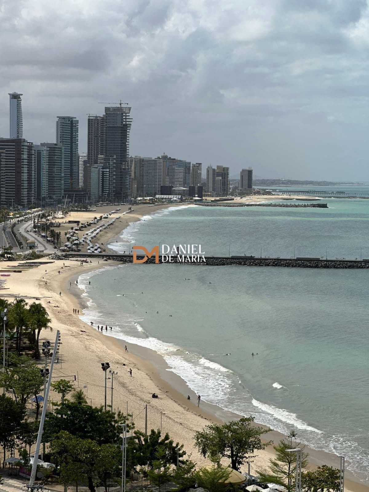 Apartamento de alto padrão à venda no Meireles, em Fortaleza, localizado na Rua Frei Mansueto, a apenas 50 metros da Beira-Mar, com vista definitiva para o mar.