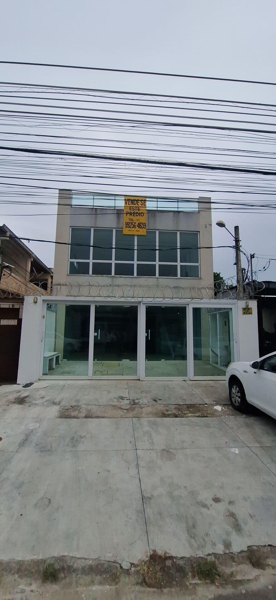 Prédio Comercial com 3 Pavimentos à Venda em Brás de Pina – Estrutura Completa e Versátil
