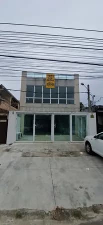 Prédio Comercial com 3 Pavimentos à Venda em Brás de Pina – Estrutura Completa e Versátil