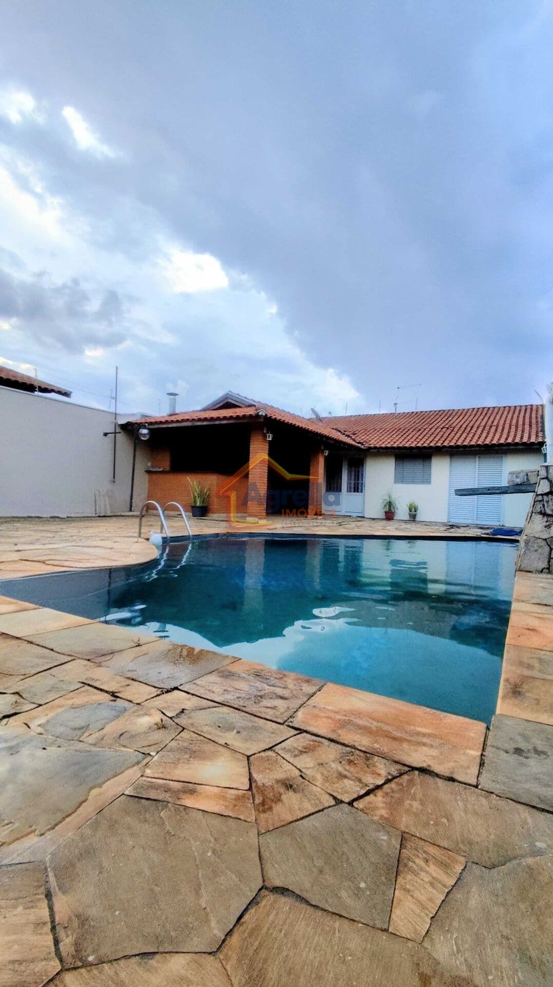 CASA À VENDA COM PISCINA E AREA DE LAZER EM MOGI MIRIM