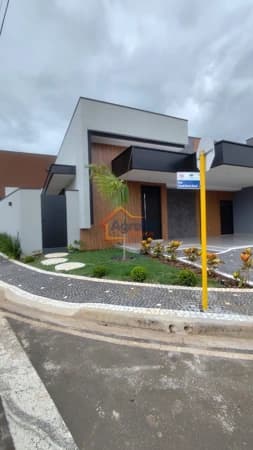 CASA TÉRREA EM CONDOMÍNIO FECHADO COM 3 SUÍTES PISCINA ÁREA GOURMET COZINHA EQUIPADA VAGAS DE GARAGEM ACEITA FINANCIAMEN