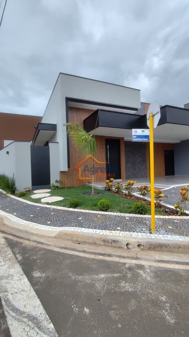 CASA TÉRREA EM CONDOMÍNIO FECHADO COM 3 SUÍTES PISCINA ÁREA GOURMET COZINHA EQUIPADA VAGAS DE GARAGEM ACEITA FINANCIAMEN