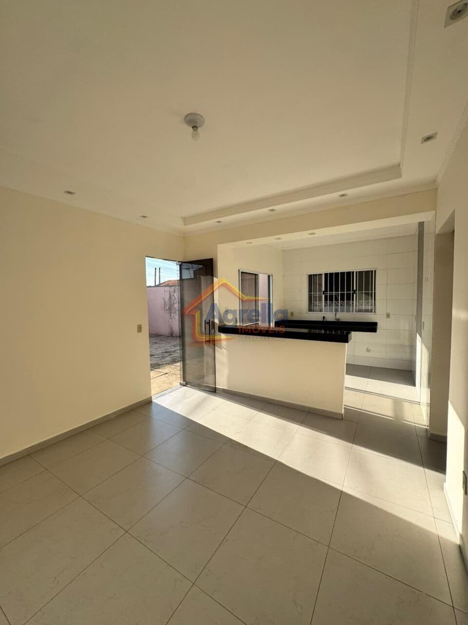 CASA COM 3 DORMITÓRIOS SENDO 1 SUÍTE SALA E COZINHA INTEGRADAS 3 VAGAS DE GARAGEM ACEITA FINANCIAMENTO E PERMUTA