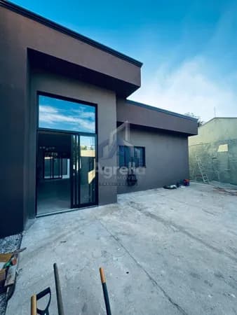 CASA COM 2 DORMITÓRIOS SENDO 1 SUÍTE QUINTAL AMPLO ÁREA DE SERVIÇO COBERTA PORTÃO BASCULANTE PRÓXIMA AO CENTRO