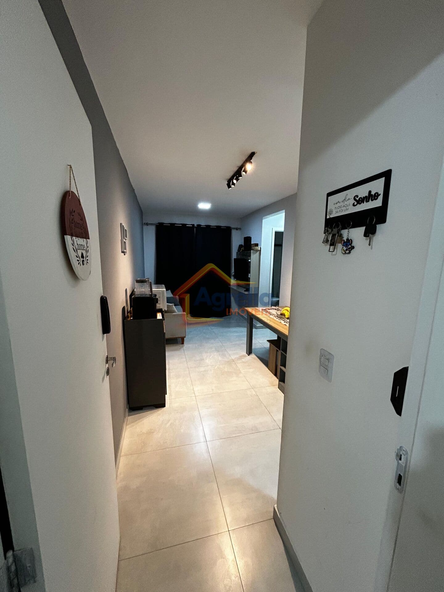 APARTAMENTO TÉRREO À VENDA COM 2 DORMITÓRIOS, VARANDA, VAGA E CONDOMÍNIO COM PISCINA E PORTARIA 24H