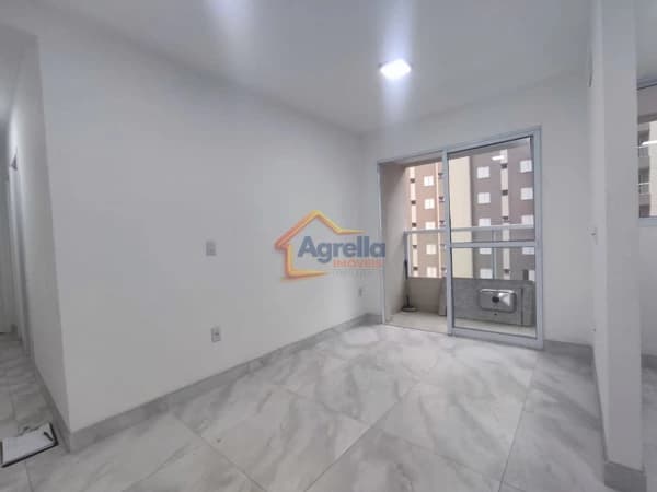 APARTAMENTO À VENDA COM 2 DORMITÓRIOS, SACADA, CONDOMÍNIO COM PISCINA, CHURRASQUEIRA, SALÃO DE FESTAS E PORTARIA 24H