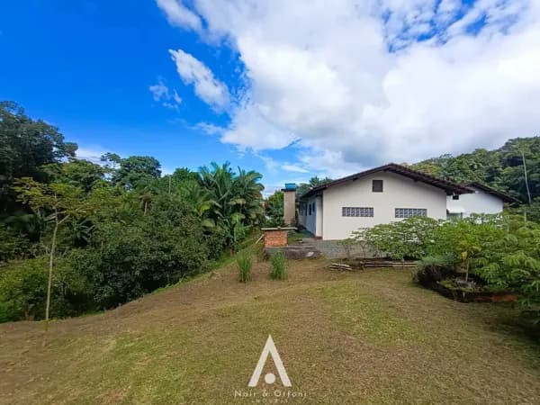 Terreno de 6.846m², com duas casas no Bairro Itoupava Central
