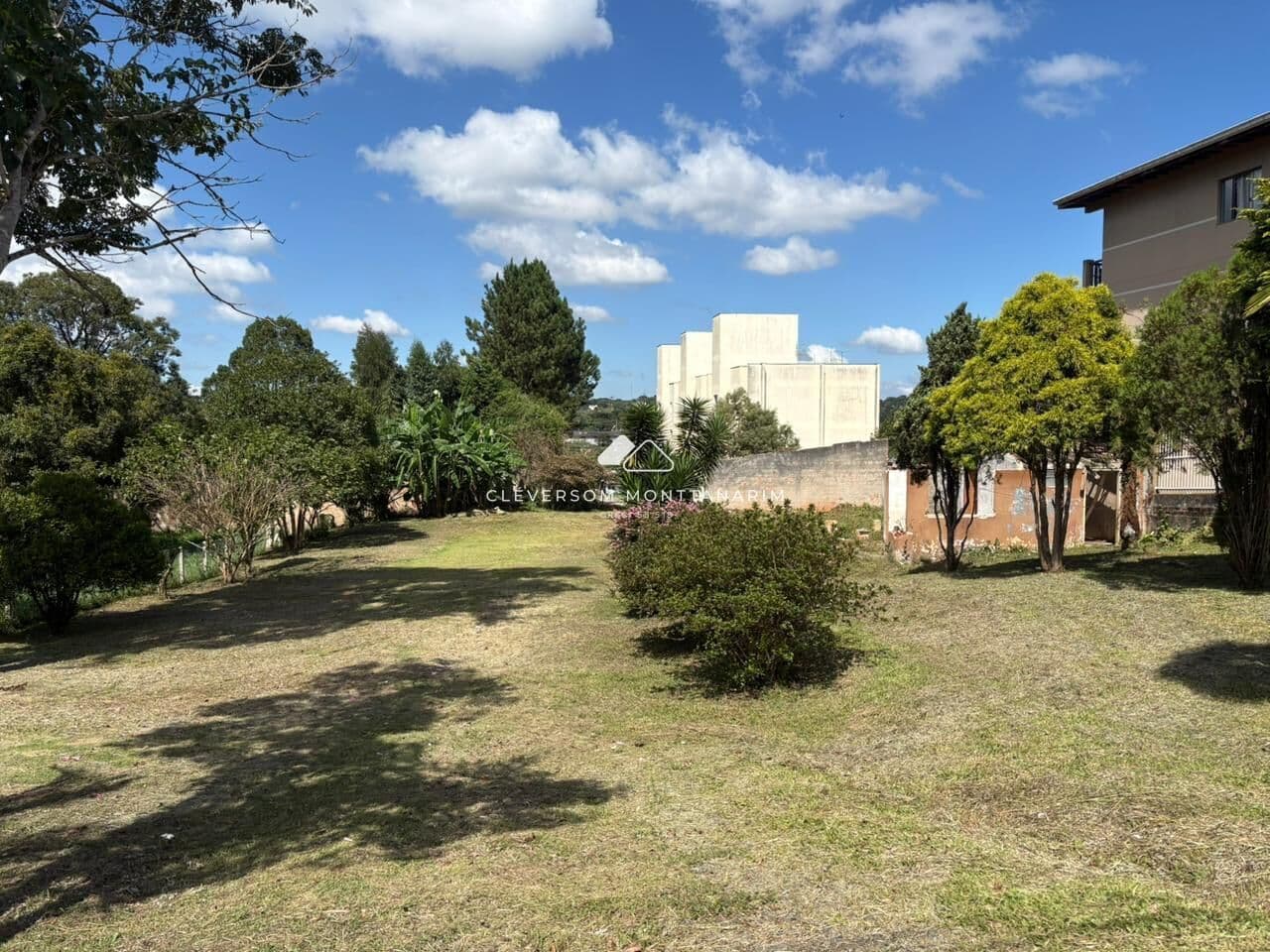 AMPLO TERRENO NA REGIÃO CENTRAL DE TIJUCAS DO SUL