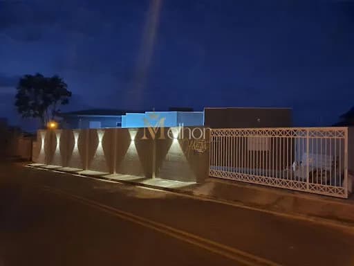 Casa térrea com 2 suítes, quintal e área gourmet em Atibaia