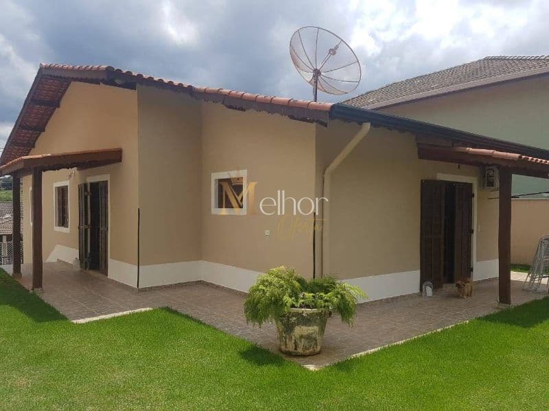 Casa Plana Térrea à Venda em Bairro Nobre de Atibaia – 2 Suítes e 2 Vagas