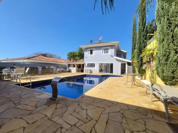 Mansão de alto padrão à venda em Atibaia no Jardim Itaperi com 5 suítes e piscina