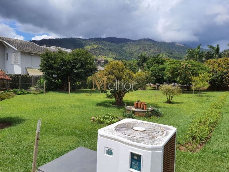 Casa de alto padrão à venda no Condomínio Flamboyant em Atibaia com 5 suítes e piscina
