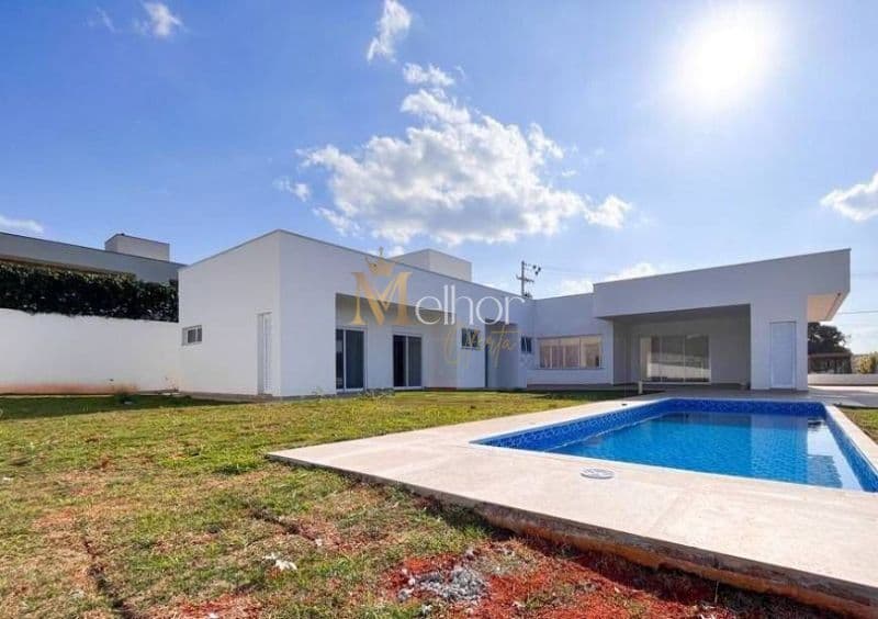 Casa Térrea com 3 suítes, piscina e varanda gourmet em condomínio fechado em Atibaia