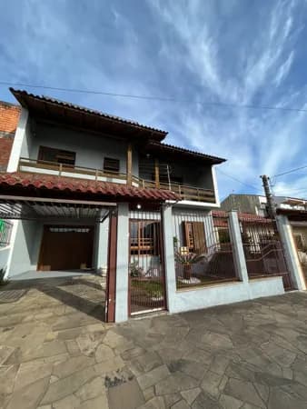 Casa de 3 Andares com Painel Solar