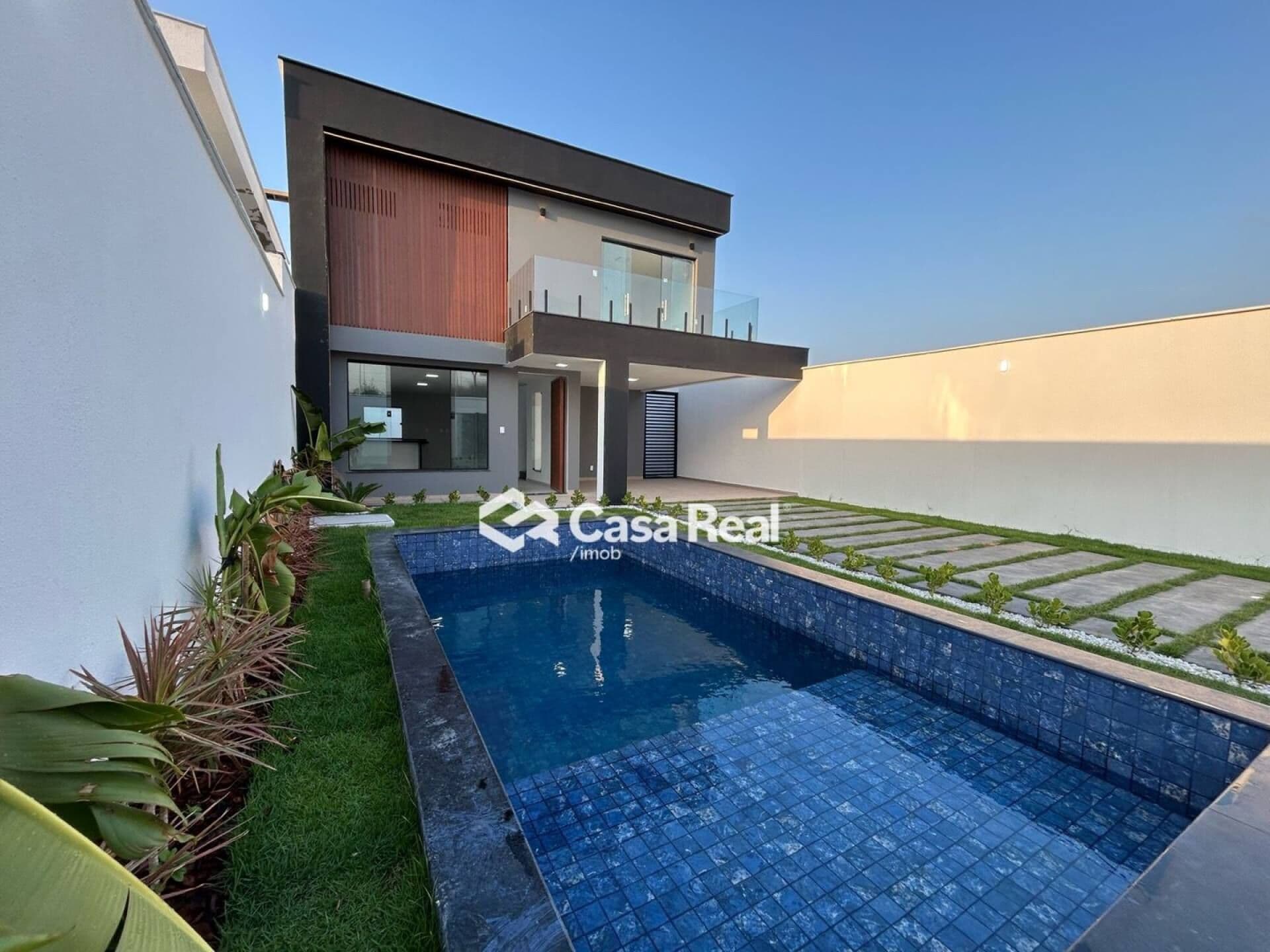 Casa com 4 quartos sendo 2 suítes master e piscina próximo a praia do Araçagy!!!