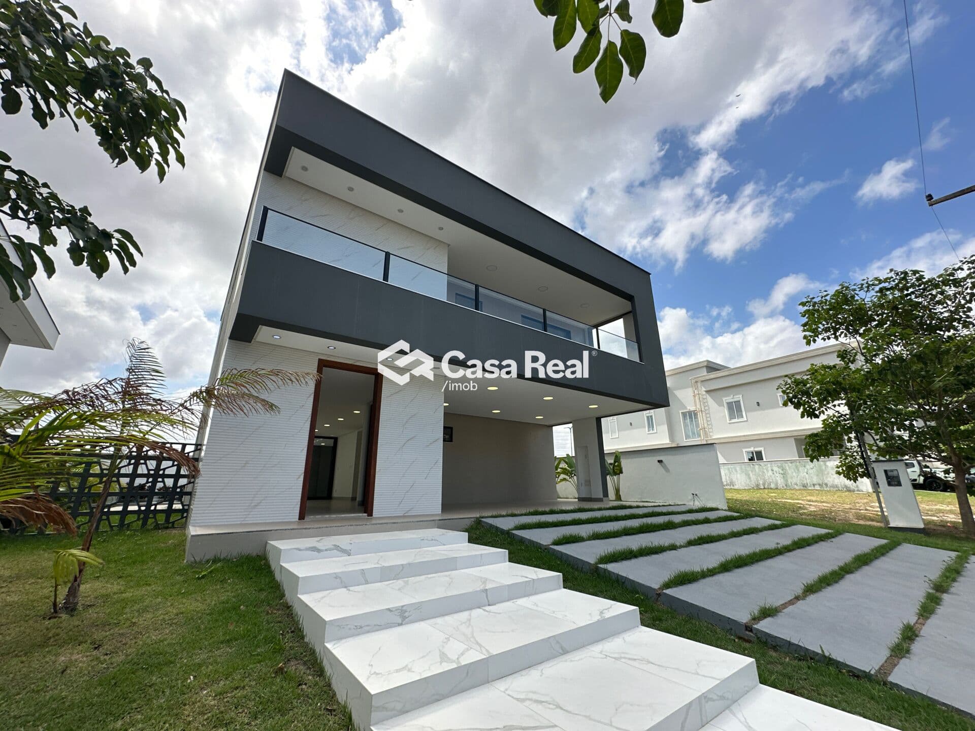 Casa com 5 suites e area de lazer completa com piscina no Alphaville