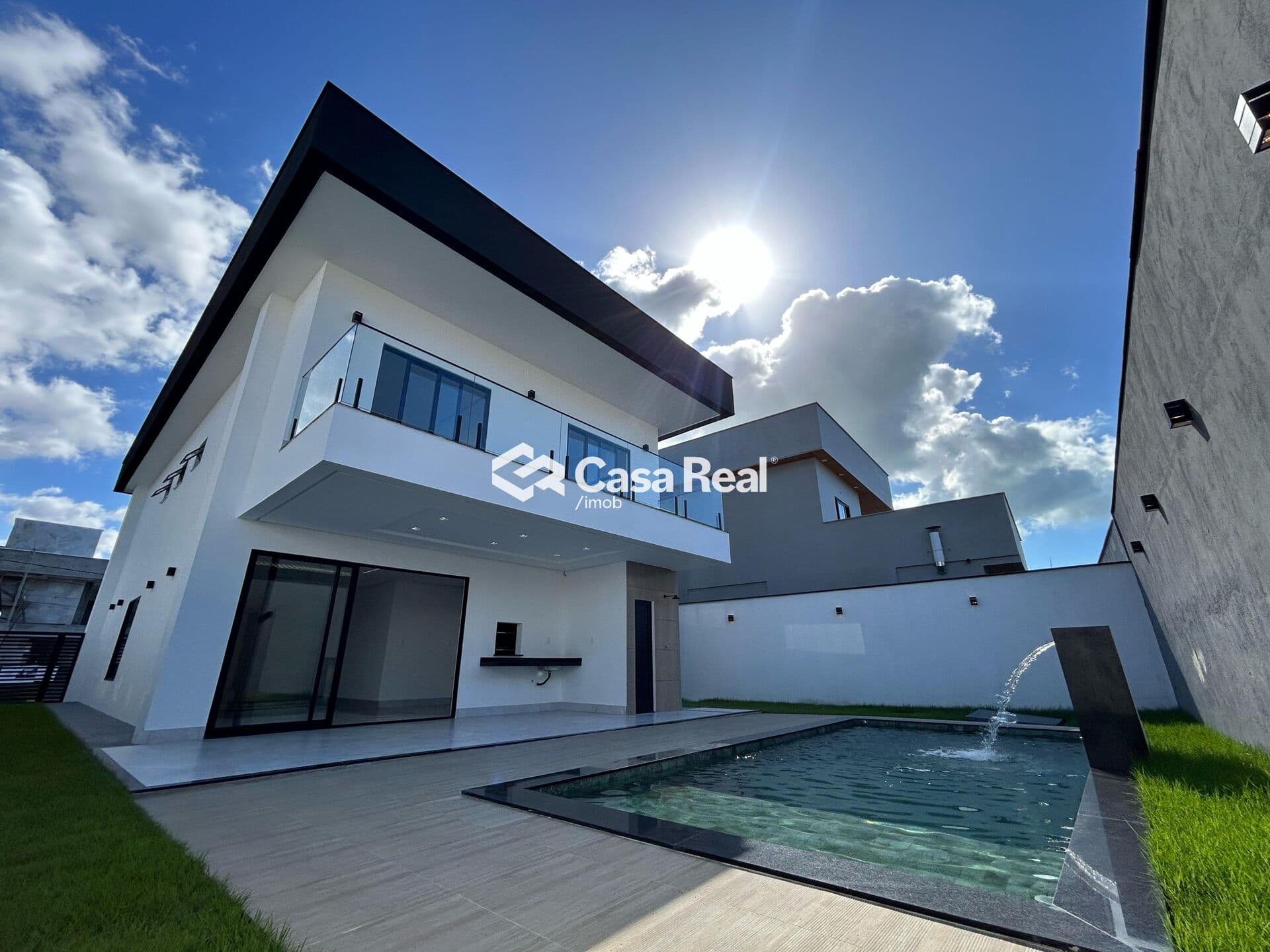 Casa com 4 quaros sendo 3 suites master e area de lazer completa no Damha!!!