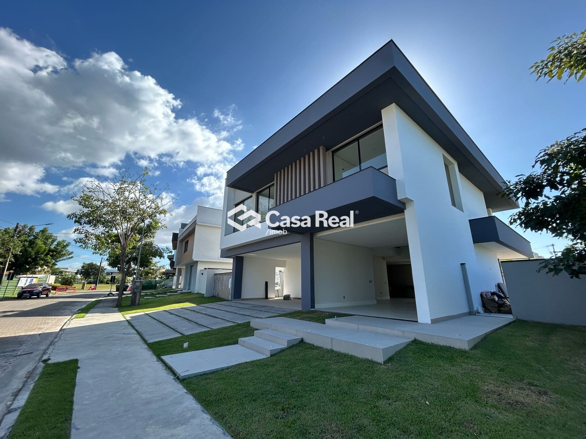 Casa com 5 suites, elevador e area de lazer completa no Alphaville
