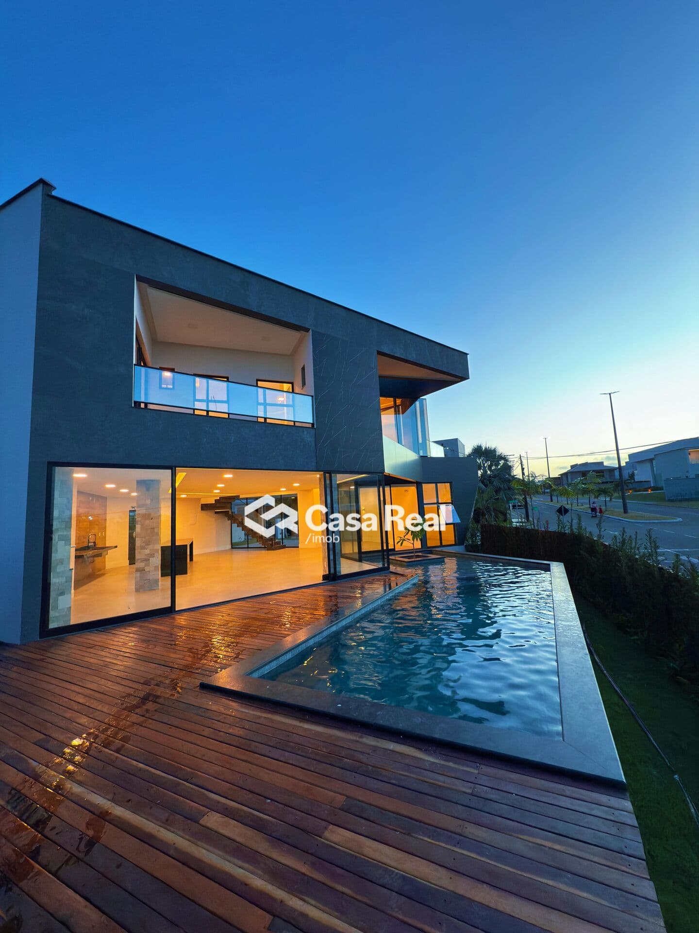 Casa com 5 suites e area de lazer completa no Alphaville