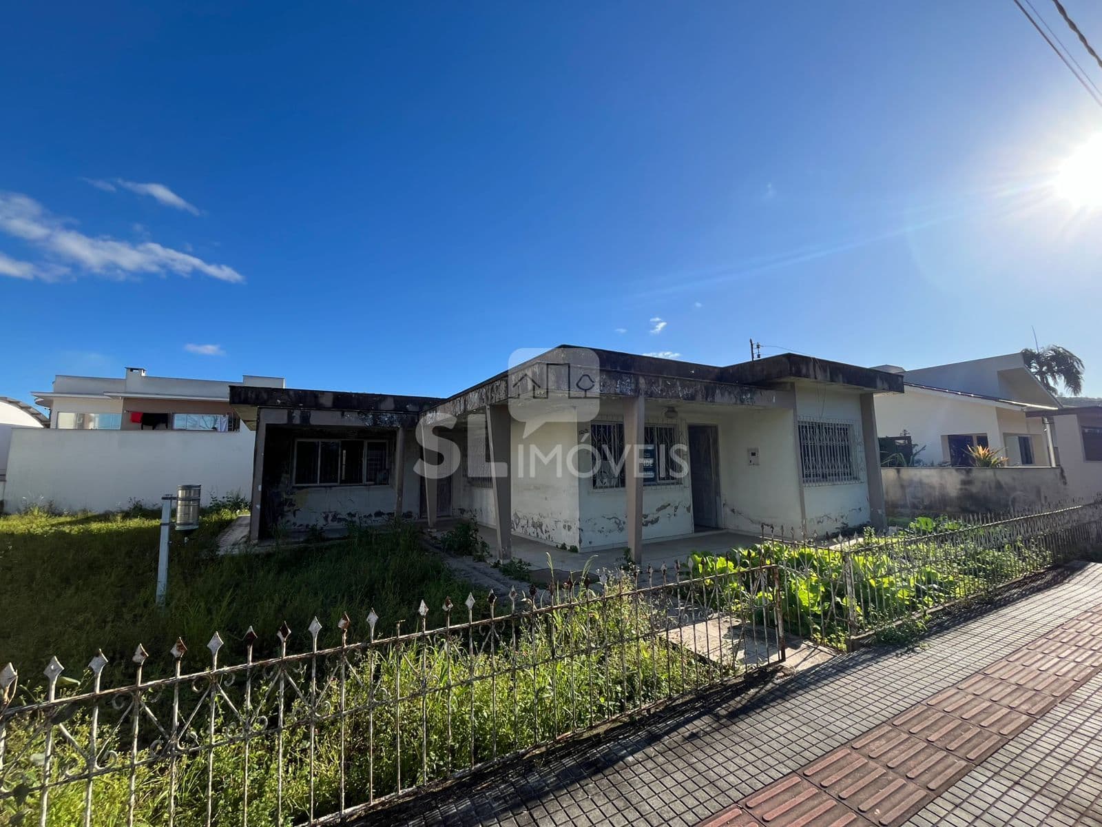 CASA TÉRREA COM TERRENO AMPLO NO CENTRO
