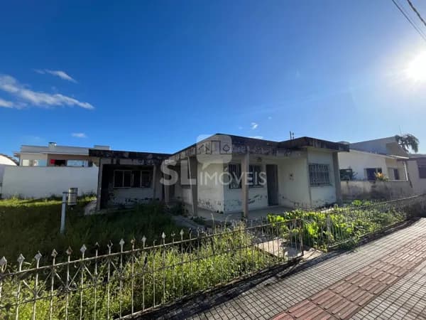 CASA TÉRREA COM TERRENO AMPLO NO CENTRO