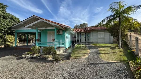 DUAS CASAS EM LOTE AMPLO NO BAIRRO SANTO ANTÔNIO
