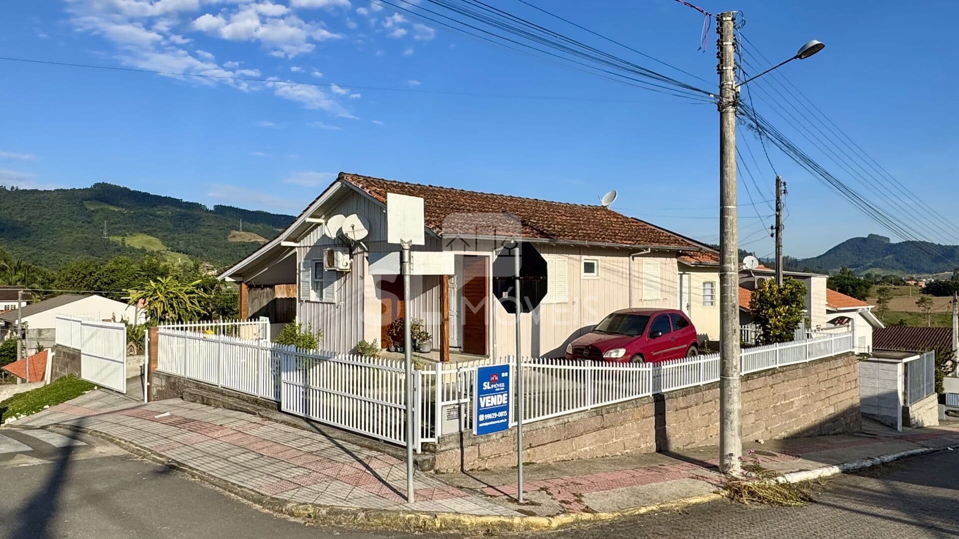 CASA DE MADEIRA LOTE ESQUINA - AV MONSENHOR FREDERICO TOMBROCK
