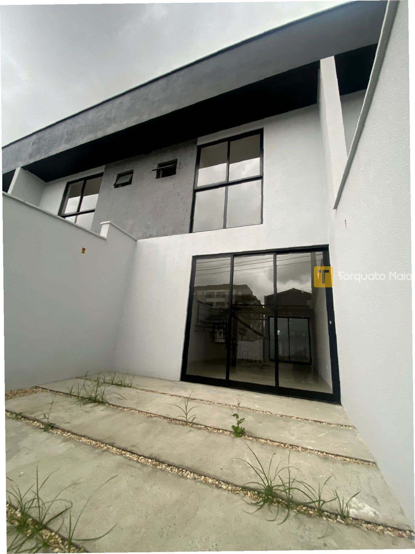 Conforto e Estilo em Sobrado Geminado com Projeto Atual no Costa e Silva