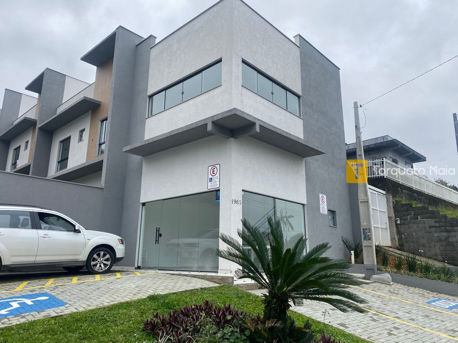 Esquina estratégica com 5 vagas exclusivas