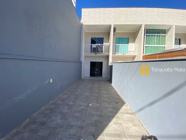 Geminado com Duas Suítes, Espaço Amplo e Terreno Privativo nos Fundos