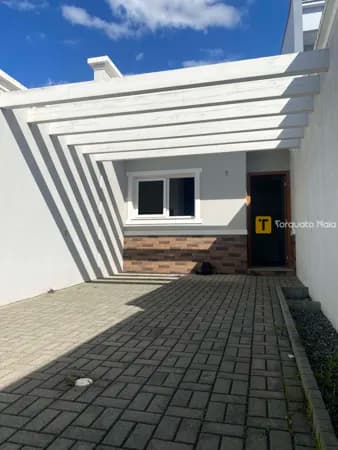 Casa com suíte e vaga para dois carros