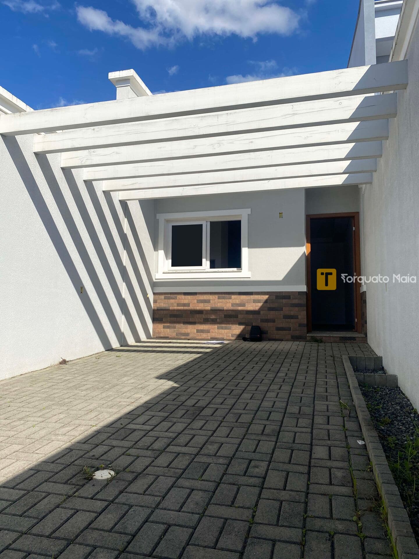 Casa com suíte e vaga para dois carros