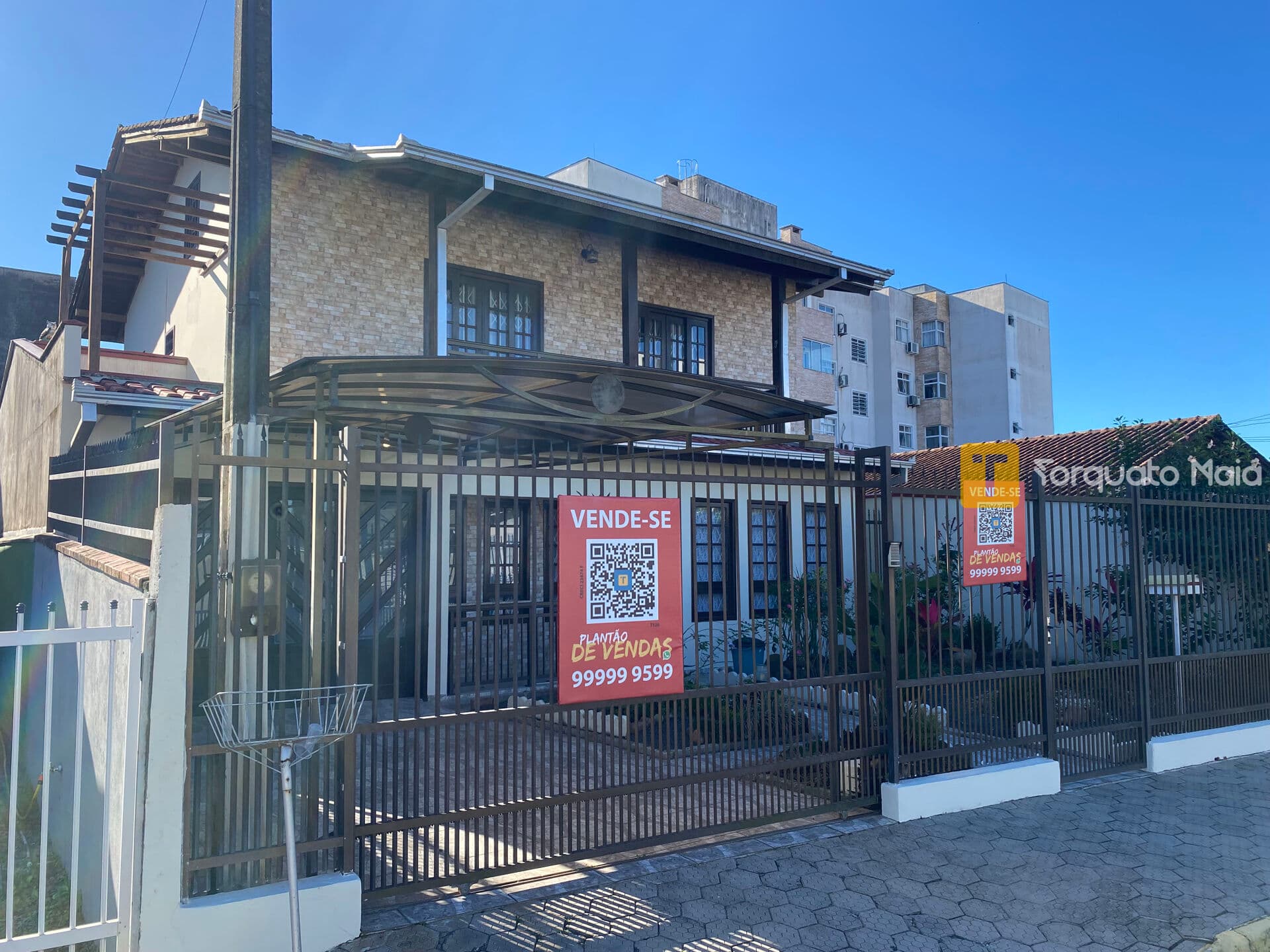 Ampla Casa Sobrado com 4 Dormitórios, Suíte com Hidro e Edícula em Terreno de 220 m²