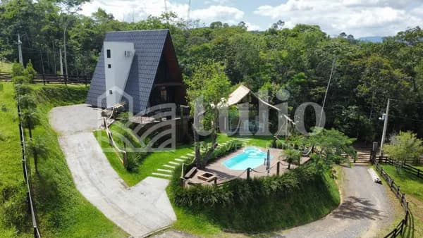 Charmoso chalé de alto padrão em Canelinha/SC